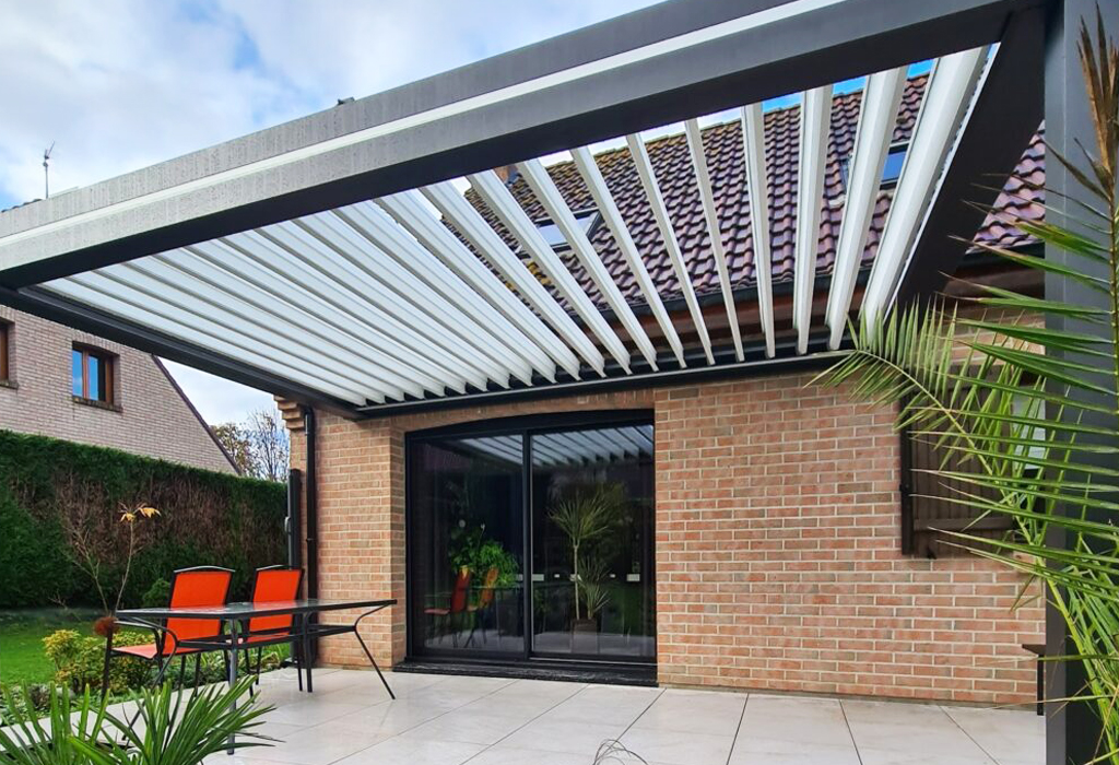 Pergola bioclimatique - Lames orientables ouvertes - LUX VENTURY